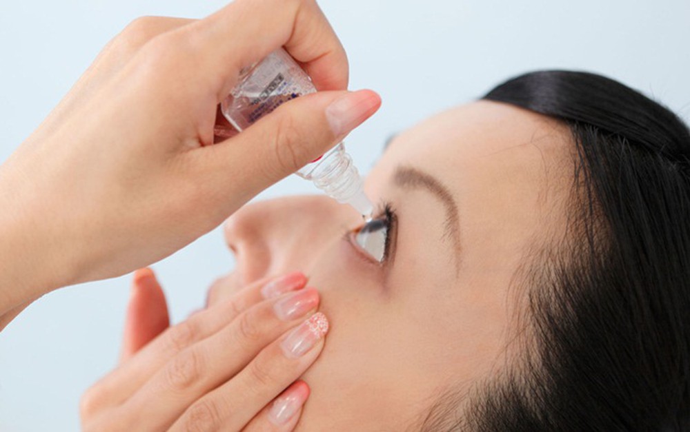 Bác sĩ sử dụng một số loại thuốc nhỏ mắt chuyên dụng để làm giãn đồng tử
