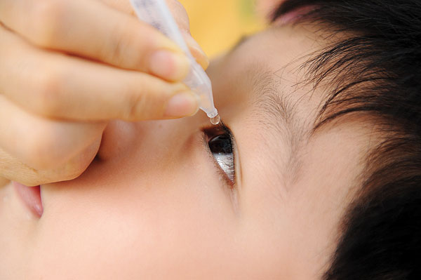 Vệ sinh mắt cho bé thường xuyên tránh nhiễm trùng mắt