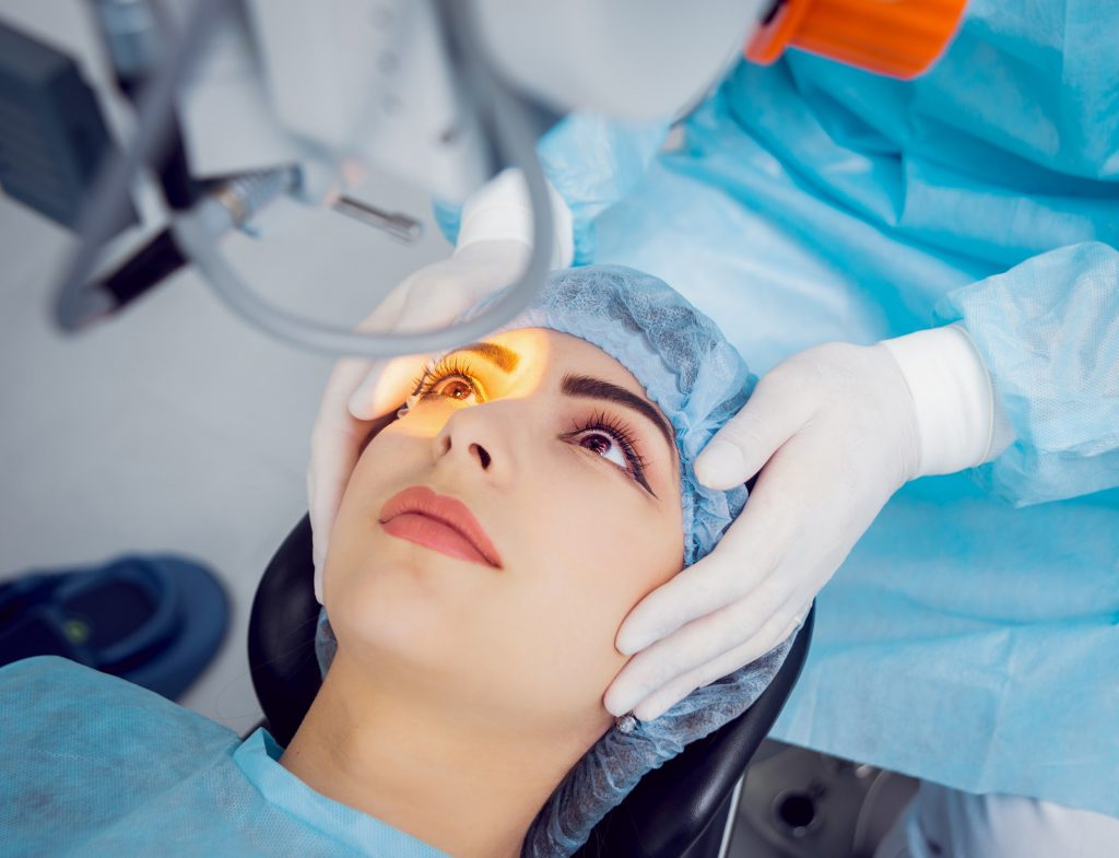 Phẫu thuật bằng tia laser dứt điểm cận thị